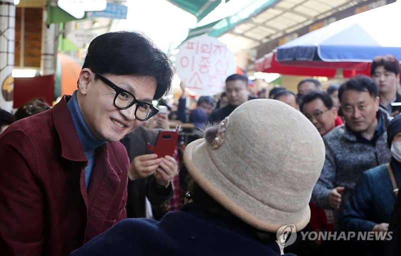 국민의힘 한동훈 비상대책위원장이 15일 전남 순천시 웃장을 방문해 상인들과 인사하고 있다. 연합뉴스