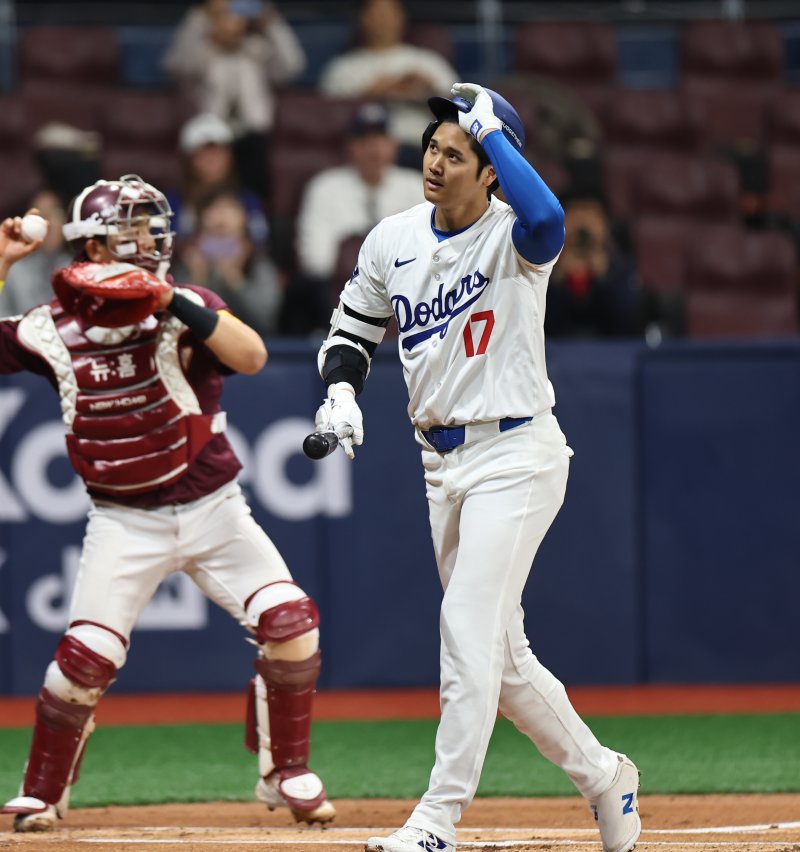 오타니 쇼헤이가 17일 서울 고척스카이돔에서 열린 로스앤젤레스(LA) 다저스와 키움 히어로즈의 미국프로야구(MLB) 서울시리즈 연습경기 첫 타석에서 헛스윙 삼진을 당하고 있다. 사진=뉴스1