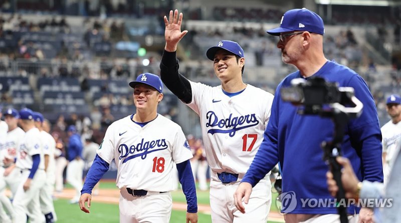 한국팬 향해 손 흔드는 오타니 한국팬 향해 손 흔드는 오타니 (서울=연합뉴스) 윤동진 기자 = 17일 서울 고척스카이돔에서 미국프로야구(MLB) 공식 개막시리즈를 앞두고 열린 로스앤젤레스(LA) 다저스 대 키움 히어로즈 연습 경기. LA 다저스 오타니 쇼헤이가 그라운드로 나서며 한국 팬들을 향해 손을 흔들고 있다. 2024.3.17 mon@yna.co.kr (끝)