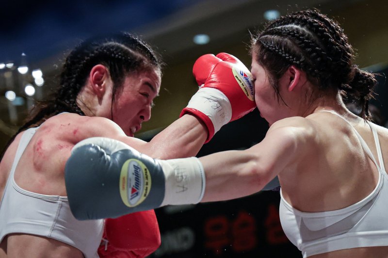 '의사 복서' 서려경이 16일 서울시 서대문구 스위스 그랜드호텔에서 열린 WIBA(여성국제복싱협회) 미니멈급 세계타이틀 매치에서 요시카와 리유나(일본)와 경기를 펼치고 있다. 2024.3.16/뉴스1 ⓒ News1 이승배 기자