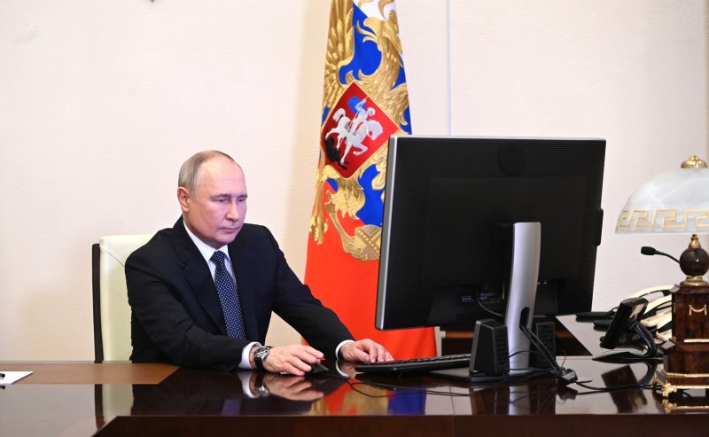 러시아의 블라디미르 푸틴 대통령이 15일(현지시간) 러시아 모스크바에서 온라인으로 대통령 선거 투표를 하고 있다.신화연합뉴스