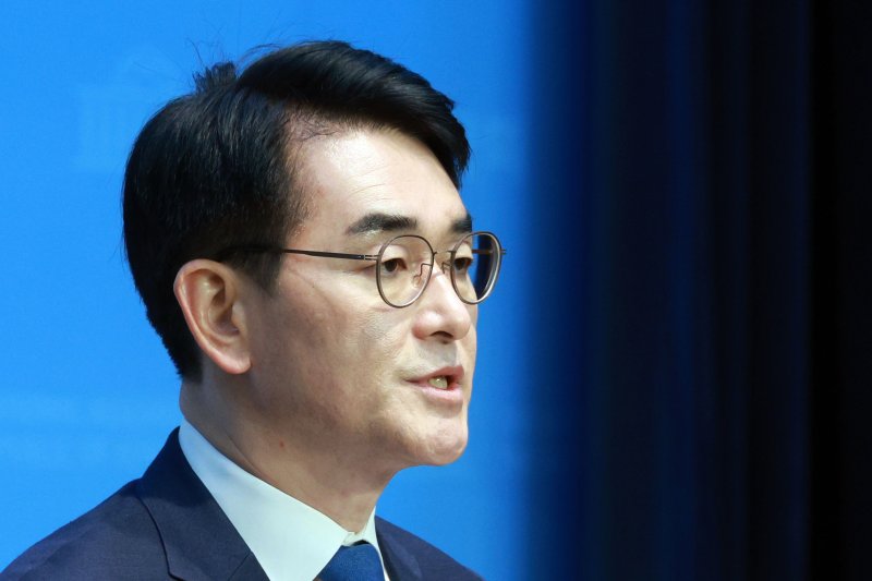 박용진 더불어민주당 의원이 17일 서울 여의도 국회 소통관에서 기자회견을 하고 있다. 이날 박 의원은 서울 강북을 전략 경선 참여 뜻을 밝혔다. (공동취재) 뉴스1