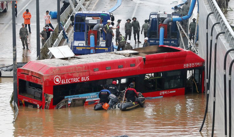 지난해 7월 16일 폭우로 차량들이 침수되며 다수의 실종자가 발생한 충북 오송 궁평지하차도에서 119구조대가 인명구조를 하고 있다. 뉴스1
