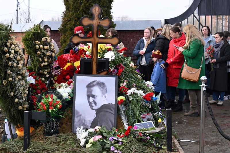 17일(현지시간) 러시아 모스크바에서 러시아 야권 지도자 알렉세이 나발니를 추모하는 지지자들이 그의 무덤을 찾아 헌화하고 있다.AFP연합뉴스