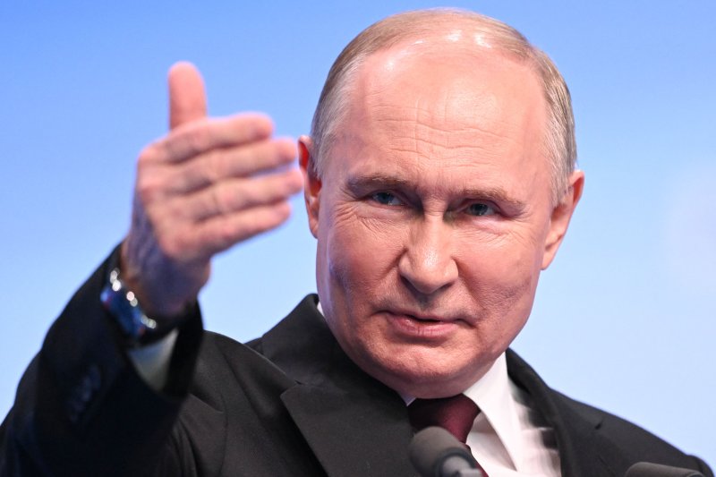 러시아의 블라디미르 푸틴 대통령이 18일(현지시간) 러시아 모스크바의 선거운동본부에서 연설하고 있다.AFP연합뉴스