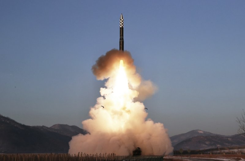 2023년 12월 19일 북한은 전날 발사한 장거리탄도미사일이 4월 처음으로 시험발사했던 신형 고체연료 대륙간탄도미사일(ICBM) '화성-18형'이라고 밝혔다. 사진은 노동신문이 공개한 발사 사진. 사진=노동신문 캡처