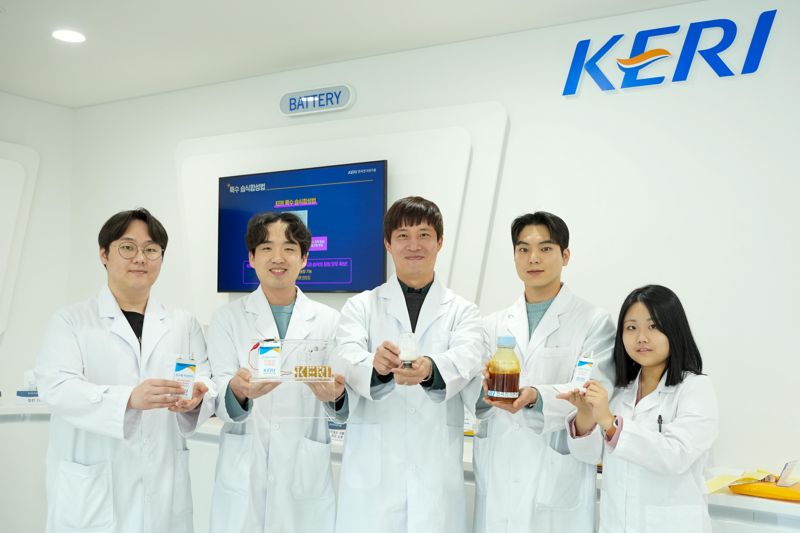 한국전기연구원(KERI) 차세대전지연구센터 박준우 박사(가운데)팀이 습식 합성 공정으로 제조된 고체전해질과 이를 활용한 전고체전지 시제품을 보여주고 있다. 전기연구원 제공