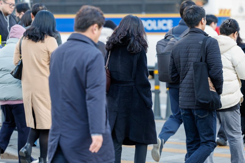 18일 오전 서울 종로구 광화문 네거리에서 시민들이 출근길을 서두르고 있다. 뉴스1
