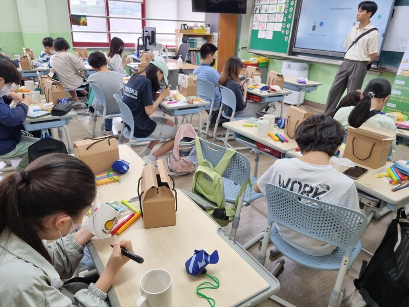 서울 서대문구에 위치한 미동초등학교 학생들이 ESG교육의 일환인 머그컵 만들기를 하고 있다. 소상공인시장진흥공단 제공
