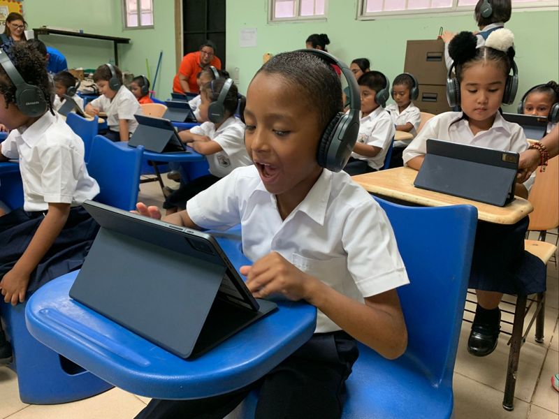 지난 11일 파나마시티 아라이한지역의 기예르모 안드레베 초등학교에서 학생들이 포스코이앤씨가 지원한 학습프로그램을 이용하고 있다. 포스코이앤씨 제공