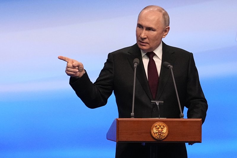 대선을 마친 블라디미르 푸틴 러시아 대통령이 18일 새벽(현지시각) 모스크바에 있는 선거운동본부를 찾아 연설하고 있다. AP뉴시스
