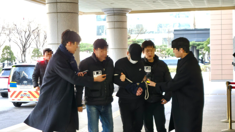 서울 은평구 한 오피스텔에서 20대 여성을 숨지게 한 40대 남성이 지난달 18일 오전 구속영장 실질심사를 받기 위해 법원에 출석했다. /사진=노유정 기자
