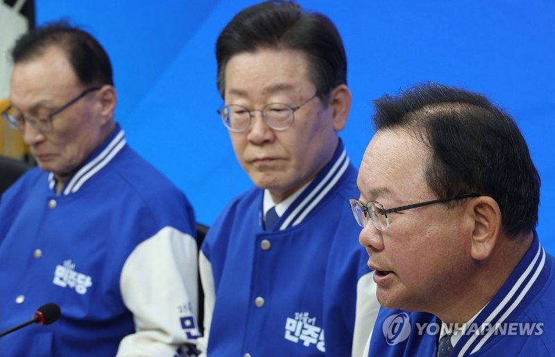 발언하는 김부겸 상임공동선대위원장 발언하는 김부겸 상임공동선대위원장 (서울=연합뉴스) 신준희 기자 = 더불어민주당 선거대책위원회 상임공동선대위원장을 맡은 김부겸 전 국무총리(오른쪽)가 13일 여의도 당사에서 열린 중앙선거대책회의에서 발언을 하고 있다. 2024.3.13 hama@yna.co.kr (끝)