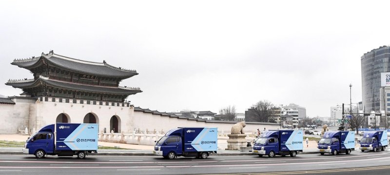 지난 17일 열린 '2024 서울마라톤 겸 제94회 동아마라톤' 대회에 공식 물류사로 참여한 한진이 참가자들의 옷가지와 장비 등 개인 물품을 운송하고 있다. 한진 제공