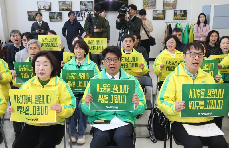 김준우 녹색정의당 상임대표, 김찬휘 공동대표, 심상정 원내대표 등이 18일 서울 여의도 국회에서 열린 선대위 출범식에서 구호를 외치고 있다. 2024.3.18/뉴스1 ⓒ News1 송원영 기자