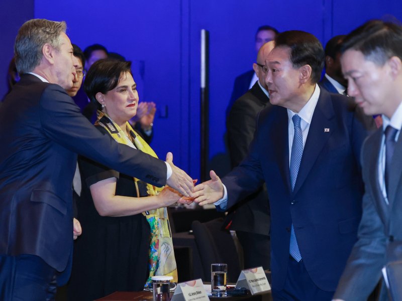 尹, 블링컨 만나 “미래세대 민주주의 위해 협력”