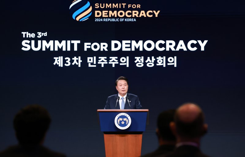 민주주의 정상회의 ‘가짜뉴스 타도’ 일성..한미, 북핵 공조 논의