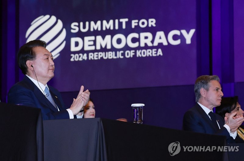 민주주의 정상회의 개회식, 박수치는 윤석열 대통령 민주주의 정상회의 개회식, 박수치는 윤석열 대통령 (서울=연합뉴스) 홍해인 기자 = 윤석열 대통령이 18일 서울 신라호텔에서 열린 제3차 민주주의 정상회의 장관급 회의 개회식에서 박수를 치고 있다. 윤 대통령 오른쪽은 토니 블링컨 미국 국무부 장관. 2024.3.18 hihong@yna.co.kr (끝)