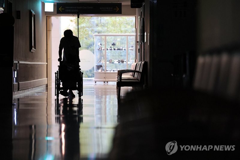 끝이 보이지 않는 의정갈등 끝이 보이지 않는 의정갈등 (서울=연합뉴스) 신현우 기자 = 17일 서울 시내 한 대학병원에서 보호자가 환자가 탄 휠체어를 끌고 있다. 의대 교수들이 오는 25일을 사직서 제출일로 제시하며 집단사직에 나서기로 해 의료 현장이 한층 더 큰 혼란 속으로 빠져들 것으로 우려된다. 이날 정부와 의료계 등에 따르면 전국 의과대학 교수 비상대책위원회(전국의대교수 비대위)는 지난 15일 밤늦게까지 20개 의대가 참여한 가운데 회의를 연 뒤 16개 의대 교수들이 오는 25일 사직서를 제출한다고 발표했다. 2024.3.1