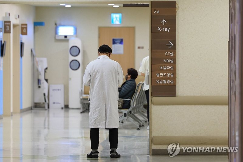 의정갈등 장기화에 의대 교수 집단 움직임 가시화 의정갈등 장기화에 의대 교수 집단 움직임 가시화 (서울=연합뉴스) 신현우 기자 = 의대 정원 증원 문제를 둘러싼 정부와 의료계 갈등이 장기화하면서 의대 교수들의 집단 움직임이 나타나는 가운데 14일 서울 시내 한 대학병원에서 의료 관계자가 스마트폰을 보고 있다. 2024.3.14 nowwego@yna.co.kr (끝)