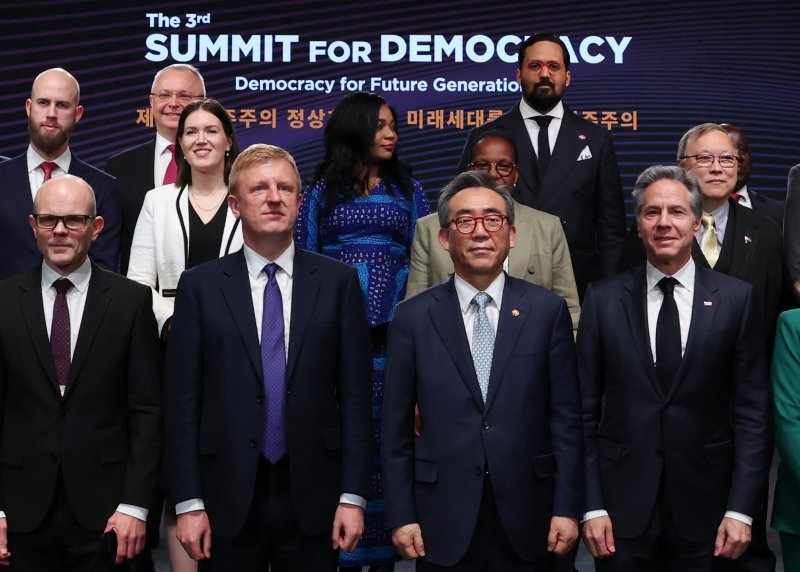 尹-英부총리 ‘민주주의 증진’ 협의..외교장관 “G7과 협력 강화”