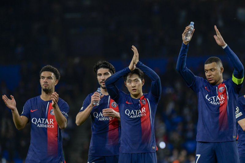 [산세바스티안=AP/뉴시스] 파리 생제르맹(PSG, 프랑스)의 이강인(오른쪽 두 번째)이 5일(현지시각) 스페인 산세바스티안의 아노에타 스타디움에서 열린 2023-24 유럽축구연맹(UEFA) 챔피언스리그(UCL) 레알 소시에다드(스페인)와의 16강 2차전 경기를 마친 후 팬들에게 인사하고 있다. 이강인은 후반 11분 킬리안 음바페의 골을 도와 UCL 첫 도움을 기록했고 PSG는 2-1로 승리해 1·2차전 합계 4-1로 8강에 올랐다. 2024.03.06.