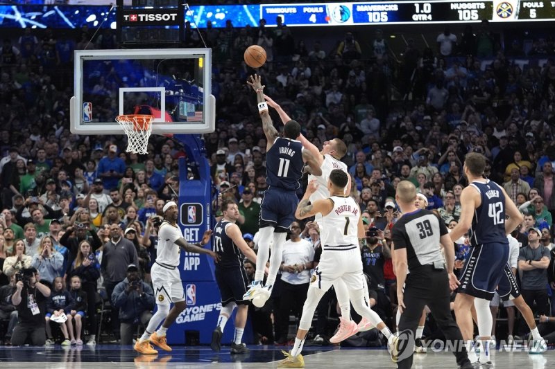 경기 종료 직전 슈팅을 시도하는 댈러스 어빙 Dallas Mavericks guard Kyrie Irving (11) shoots the winning final-second basket against Denver Nuggets center Nikola Jokic, top center right, defends in an NBA basketball game in Dallas, Sunday, March 17, 2024. (AP Photo/LM Otero)