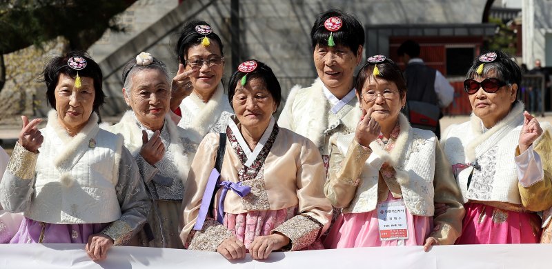 한복을 입은 사할린 동포들이 18일 서울 경복궁을 찾아 기념촬영을 하고 있다. 2024.3.18/뉴스1 ⓒ News1 박지혜 기자