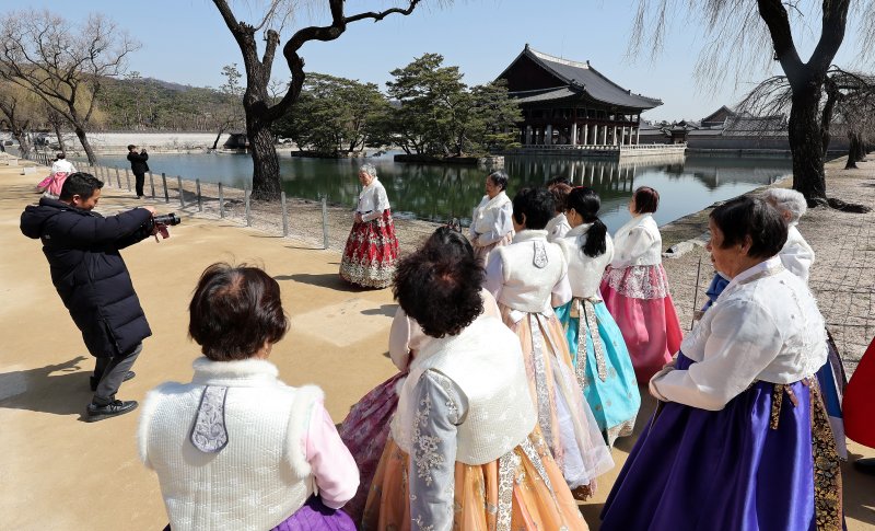 한복을 입은 사할린 동포들이 18일 서울 경복궁을 찾아 기념촬영을 하고 있다. 대한적십자사는 코로나19와 러시아-우크라이나 전쟁으로 일시 중단됐던 '사할린 동포 일시 모국 방문 지원사업'을 4년 만에 재개했다. 이들은 1990년 러사아와 수교가 체결되면서 동포들이 국내 영주귀국할 수 있었으나 자녀 등 가족과 이산 문제로 영주귀국을 포기하고 현지에 남기로 한 동포들이다. 동포들은 오는 23일까지 국내에 체류하며 형제자매 등 가족과 만나는 시간을 갖고 청와대 등을 방문하며 한국문화를 체험 할 예정이다. 2024.3.18/뉴스1 ⓒ Ne