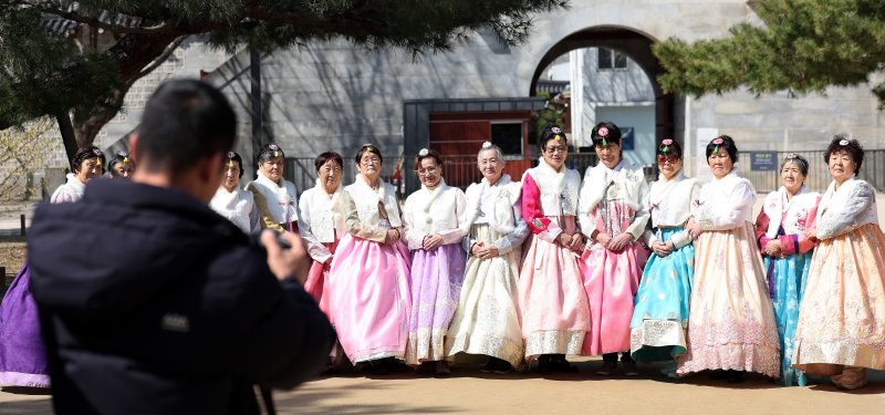 한복을 입은 사할린 동포들이 18일 서울 경복궁을 찾아 기념촬영을 하고 있다. 대한적십자사는 코로나19와 러시아-우크라이나 전쟁으로 일시 중단됐던 '사할린 동포 일시 모국 방문 지원사업'을 4년 만에 재개했다. 이들은 1990년 러사아와 수교가 체결되면서 동포들이 국내 영주귀국할 수 있었으나 자녀 등 가족과 이산 문제로 영주귀국을 포기하고 현지에 남기로 한 동포들이다. 동포들은 오는 23일까지 국내에 체류하며 형제자매 등 가족과 만나는 시간을 갖고 청와대 등을 방문하며 한국문화를 체험 할 예정이다. 2024.3.18/뉴스1 ⓒ Ne