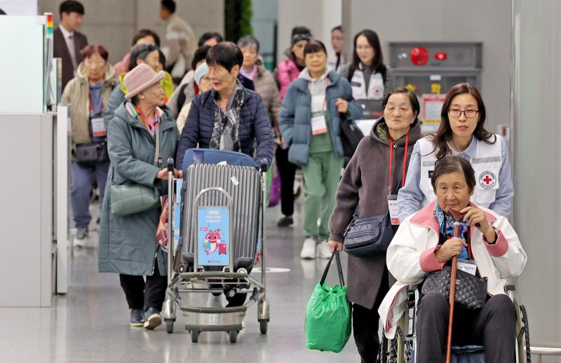 1세대 사할린 동포들이 17일 오후 인천국제공항 제1터미널을 통해 귀국하고 있다. 대한적십자사는 코로나19와 러시아-우크라이나 전쟁으로 일시 중단됐던 '사할린 동포 일시 모국 방문 지원사업'을 4년 만에 재개했다. 이날 귀국한 동포들은 1945년 8월 15일 이전에 출생해 사할린과 블라디보스토크, 하바롭스크에 거주하고 있는 23명으로 오는 23일까지 국내로 영주귀국한 가족과의 만남 및 한국 문화 체험 등 관광 일정을 소화할 예정이다. 2024.3.17/뉴스1 ⓒ News1 장수영 기자