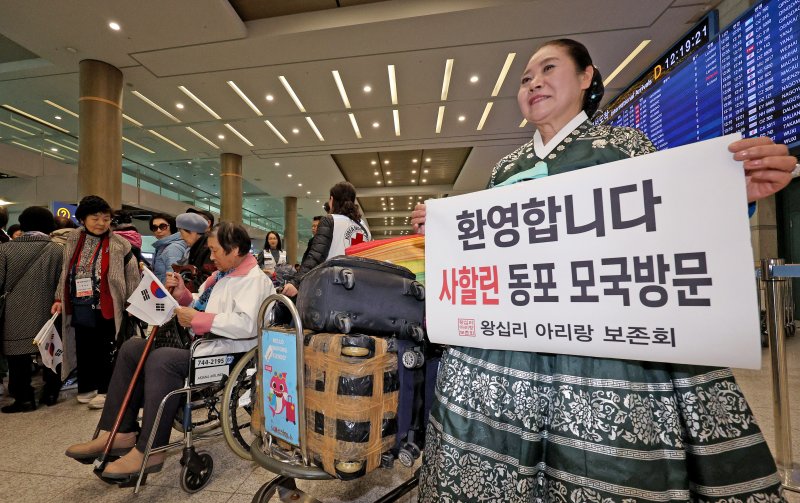 1세대 사할린 동포들이 17일 오후 인천국제공항 제1터미널을 통해 귀국하고 있다. 대한적십자사는 코로나19와 러시아-우크라이나 전쟁으로 일시 중단됐던 '사할린 동포 일시 모국 방문 지원사업'을 4년 만에 재개했다. 이날 귀국한 동포들은 1945년 8월 15일 이전에 출생해 사할린과 블라디보스토크, 하바롭스크에 거주하고 있는 23명으로 오는 23일까지 국내로 영주귀국한 가족과의 만남 및 한국 문화 체험 등 관광 일정을 소화할 예정이다. 2024.3.17/뉴스1 ⓒ News1 장수영 기자