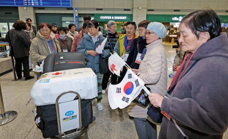 1세대 사할린 동포들이 17일 오후 인천국제공항 제1터미널을 통해 귀국하고 있다. 대한적십자사는 코로나19와 러시아-우크라이나 전쟁으로 일시 중단됐던 '사할린 동포 일시 모국 방문 지원사업'을 4년 만에 재개했다. 이날 귀국한 동포들은 1945년 8월 15일 이전에 출생해 사할린과 블라디보스토크, 하바롭스크에 거주하고 있는 23명으로 오는 23일까지 국내로 영주귀국한 가족과의 만남 및 한국 문화 체험 등 관광 일정을 소화할 예정이다. 2024.3.17/뉴스1 ⓒ News1 장수영 기자