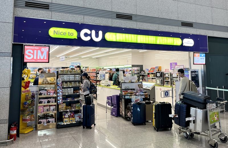 해외 관광객이 늘면서 인천국제공항 내 편의점 CU의 매출도 대폭 늘었다. BGF리테일 제공