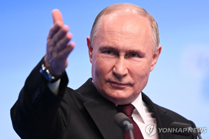 푸틴 Russian President and presidential candidate Vladimir Putin meets with the media at his campaign headquarters in Moscow on March 18, 2024. (Photo by NATALIA KOLESNIKOVA / POOL / AFP)