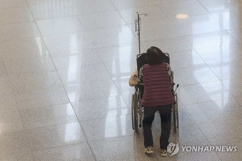 대학병원서 이동하는 환자와 보호자 대학병원서 이동하는 환자와 보호자 (서울=연합뉴스) 신현우 기자 = 17일 서울 시내 한 대학병원에서 보호자가 환자가 탄 휠체어를 끌고 있다. 의대 교수들이 오는 25일을 사직서 제출일로 제시하며 집단사직에 나서기로 해 의료 현장이 한층 더 큰 혼란 속으로 빠져들 것으로 우려된다. 이날 정부와 의료계 등에 따르면 전국 의과대학 교수 비상대책위원회(전국의대교수 비대위)는 지난 15일 밤늦게까지 20개 의대가 참여한 가운데 회의를 연 뒤 16개 의대 교수들이 오는 25일 사직서를 제출한다고 발표했다. 
