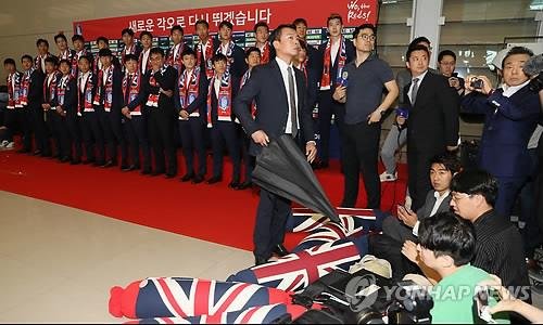 2018년 한국 축구 국가대표팀에 날아든 날계란 [연합뉴스 자료사진]