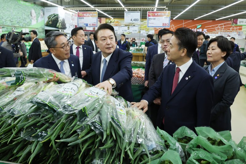 '파 한단 875원' 할인 칭찬했는데 욕먹은 尹, 野 무리한 비판 논란