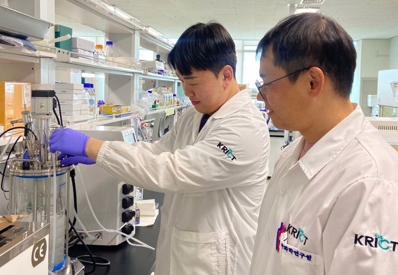 화학연구원 백승호 선임연구원(오른쪽)과 이상민 학생연구원이 바이오 아디프산 생산을 위한 미생물 세포공장인 '야로위아 리폴리티카' 균주를 배양하고 있다. 화학연구원 제공