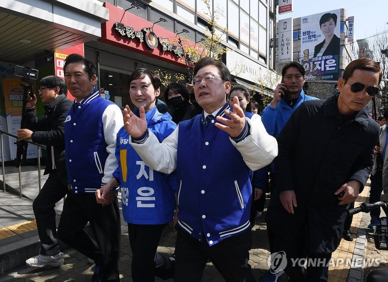 지지 호소하는 이재명 대표 지지 호소하는 이재명 대표 (서울=연합뉴스) 신준희 기자= 더불어민주당 이재명 대표가 18일 마포구 경의선 숲길에서 시민들에게 이지은(마포갑), 정청래(마포을) 후보 지지를 호소하고 있다. 2024.3.18 [공동취재] hama@yna.co.kr (끝)
