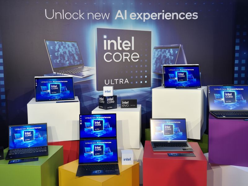 지난달 19일 서울 성동구 플라트란스 성수 플래그쉽에서 열린 인텔 'AI 에브리웨어' 쇼케이스에서 인텔 코어 울트라 프로세서가 탑재된 노트북들이 전시돼 있다. 사진=구자윤 기자