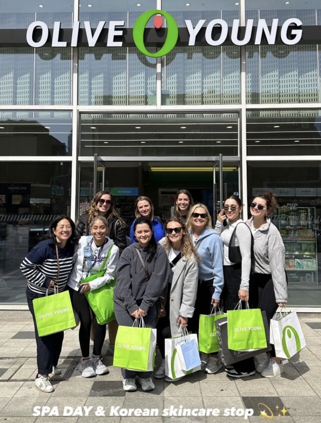 [서울=뉴시스] LA다저스 선수단의 아내 10명이 서울 강남구 올리브영 언주역점을 찾아 화장품을 쇼핑했다.(사진=인스타그램 캡처) *재판매 및 DB 금지