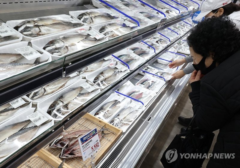 '제철 수산물 최대 50% 싸게' '제철 수산물 최대 50% 싸게' (서울=연합뉴스) 이지은 기자 = 해양수산부가 수산식품 물가 안정세를 이어가기 위해 오는 7일부터 24일까지 18일간 '대한민국 수산대전-봄 특별전'을 개최한다. 이 특별전은 소비자가 마트와 온라인몰에서 국산 수산식품을 구매할 때 구매 금액의 최대 50%(정부 20%·참여 업체 20~30%)를 할인해주는 행사로 명태, 참조기, 고등어, 오징어, 마른 멸치 등 물가 관리 품목과 멍게, 우럭 등 다양한 제철 수산물을 대상으로 진행한다. 사진은 7일 오후 서울시내 한 대