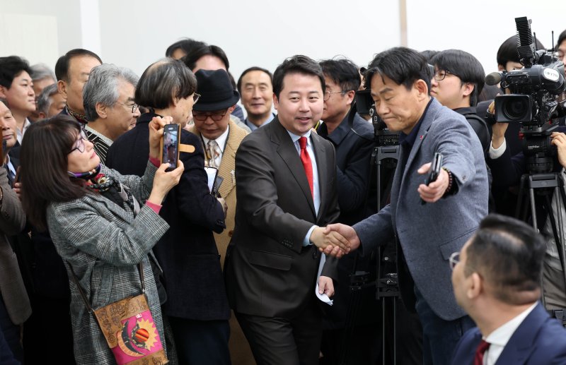 [부산=뉴시스] 하경민 기자 = 장예찬 국민의힘 전 청년최고위원이 18일 오후 부산 연제구 부산시의회에서 제22대 국회의원 선거 공천 최소 결정에 대한 입장을 밝히기 위해 기자회견장으로 입장하고 있다. 2024.03.18. yulnetphoto@newsis.com