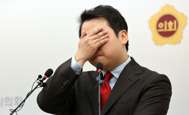 [부산=뉴시스] 하경민 기자 = 장예찬 국민의힘 전 청년최고위원이 18일 오후 부산 연제구 부산시의회에서 기자회견을 열어 제22대 국회의원 선거 공천 최소 결정에 대해 무소속으로 출마한다는 뜻을 밝히며 눈물을 닦고 있다. 2024.03.18. yulnetphoto@newsis.com