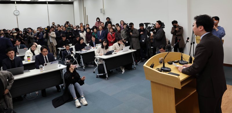 [부산=뉴시스] 하경민 기자 = 장예찬 국민의힘 전 청년최고위원이 18일 오후 부산 연제구 부산시의회에서 기자회견을 열어 제22대 국회의원 선거 공천 최소 결정에 대해 무소속으로 출마한다는 뜻을 밝히고 있다. 2024.03.18. yulnetphoto@newsis.com