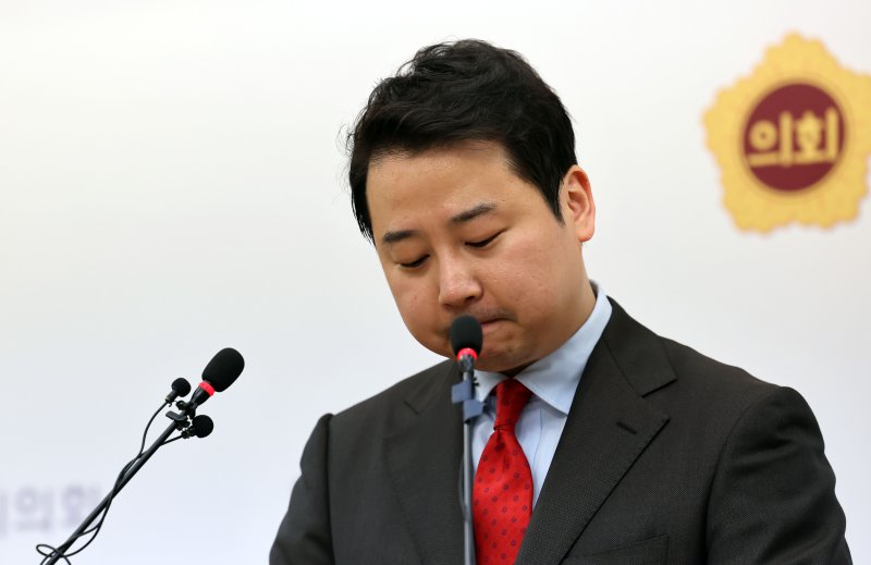 [부산=뉴시스] 하경민 기자 = 장예찬 국민의힘 전 청년최고위원이 18일 오후 부산 연제구 부산시의회에서 기자회견을 열어 제22대 국회의원 선거 공천 최소 결정에 대해 무소속으로 출마한다는 뜻을 밝히며 눈시울을 붉히고 있다. 2024.03.18. yulnetphoto@newsis.com