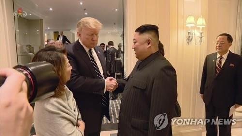 조선중앙TV가 공개한 북미 정상 '하노이 작별' 장면 (서울=연합뉴스) 조선중앙TV는 6일 오후 8시 30분부터 약 1시간 15분 동안 '김정은 동지께서 베트남사회주의공화국을 공식 친선방문하시었다. 주체 108(2019). 2.23∼3.5'라는 제목의 기록영화를 내보냈다. 사진은 도널드 트럼프 미국 대통령과 김정은 북한 국무위원장의 '하노이 작별' 장면. 2019.3.6 [국내에서만 사용가능. 재배포 금지. For Use Only in the Republic of Korea. No Redistribution] nkphoto@yna.