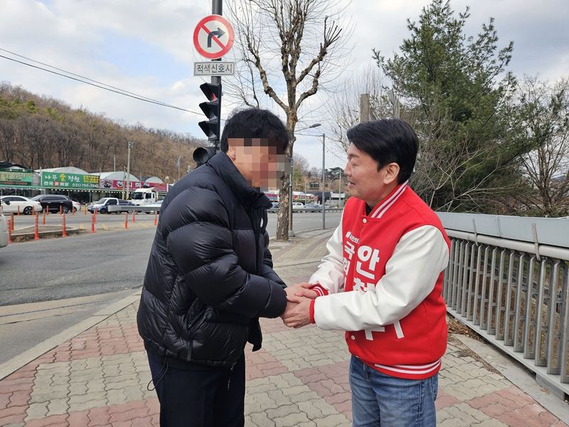 지난 6일 오후 경기 성남시 분당구 도촌사거리에서 국민의힘 안철수 후보가 시민과 악수하고 있다. 연합뉴스