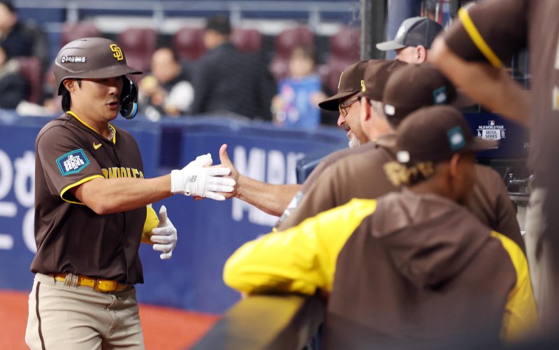 샌디에이고 파드리스 김하성이 18일 서울 고척스카이돔에서 미국프로야구(MLB) 공식 개막시리즈를 앞두고 열린 LG 트윈스와 샌디에이고 파드리스의 스페셜 경기 2회초 무사 2루 상황에서 투런포를 터트린 후 동료들과 기쁨을 나누고 있다. (공동취재) 2024.3.18/뉴스1 ⓒ News1 박정호 기자